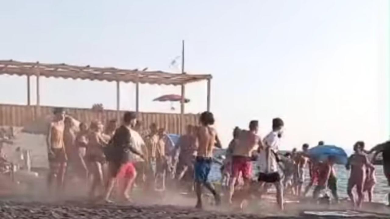 Maxirissa su spiaggia a Ercolano, il sindaco posta il video sui social: “Vergognatevi, fate schifo, non siete…