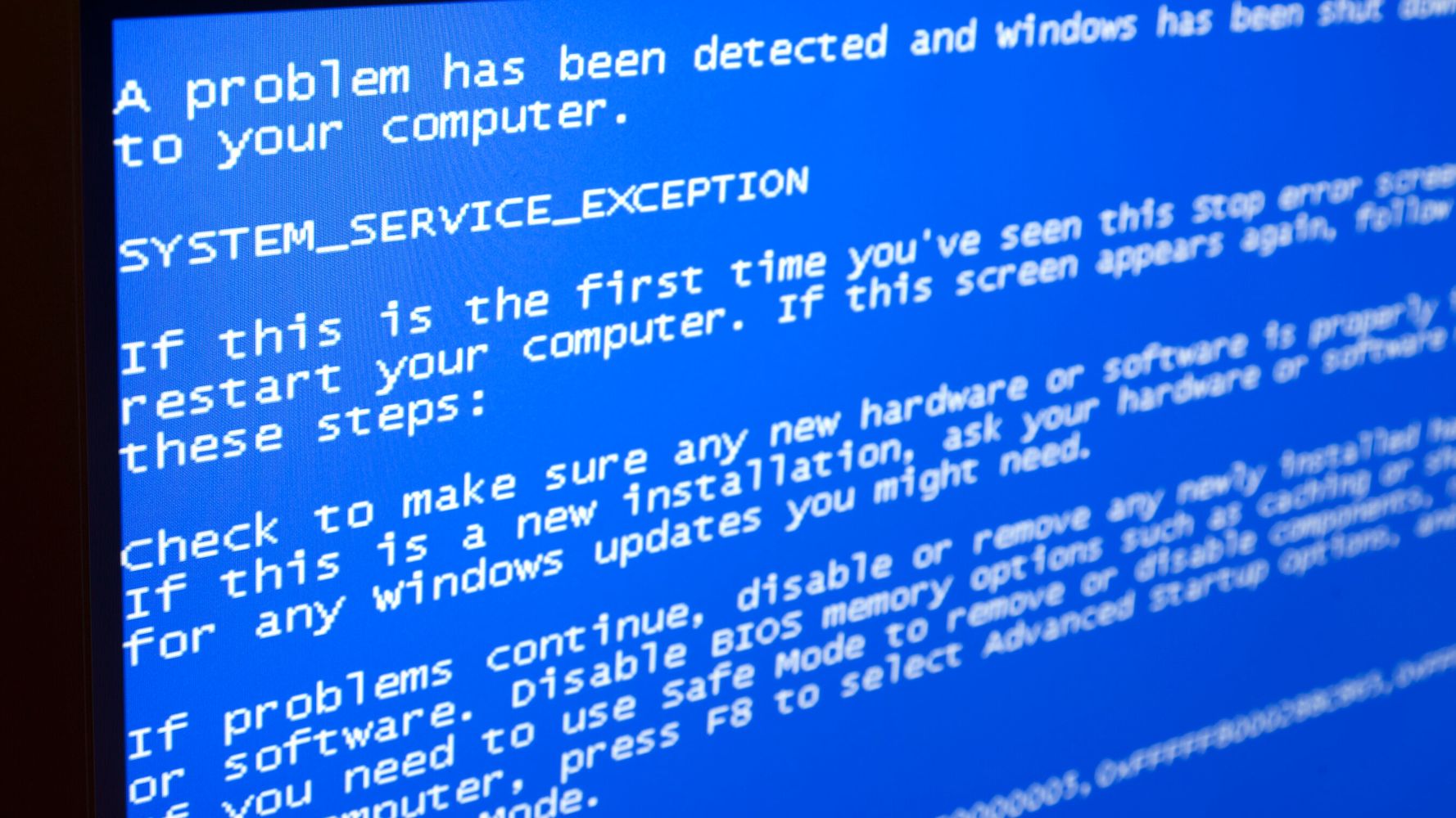 Μπλακ άουτ στα Windows: Τι είναι η «μπλε οθόνη του θανάτου» που εμφανίστηκε στους υπολογιστές