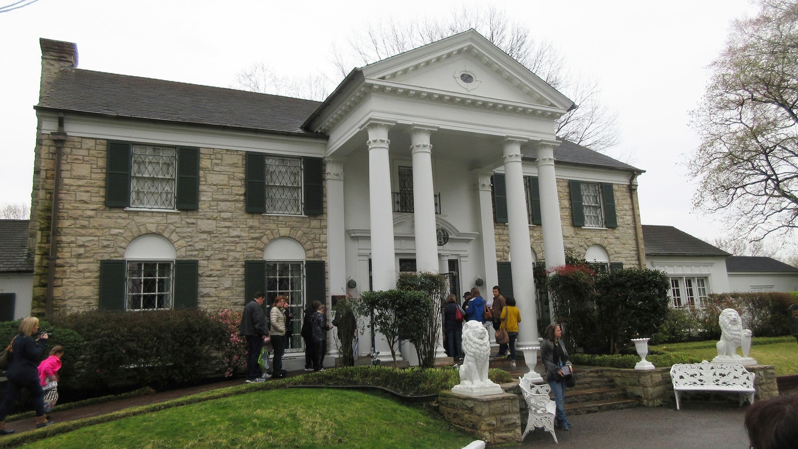 Missouri woman arrested in alleged scheme to defraud Elvis Presley’s family through Graceland sale